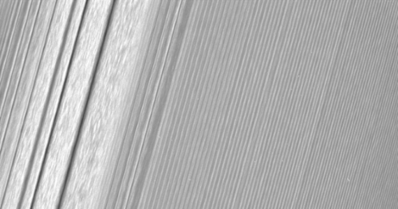Ostatni etap misji sondy Cassini, kolejne przeloty tuż obok pierścieni Saturna przynoszą coraz bardziej spektakularne zdjęcia. NASA opublikowała właśnie kolejne obrazy, pokazujące charakterystyczne pierścienie z niezwykłą dokładnością. Do drugiej połowy kwietnia Cassini będzie poruszać się po orbitach zbliżających się do zewnętrznej krawędzi pierścieni, po czym 26 kwietnia po raz pierwszy rzuci się w obszar miedzy wewnętrzną krawędzią pierścieni a samym Saturnem. Po przebyciu 22 takich orbit misja sondy się zakończy. 
