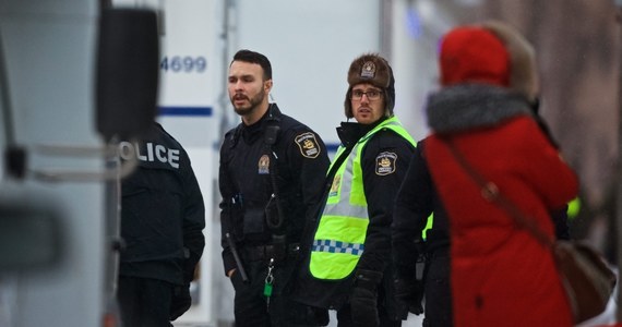 Student politologii Alexandre Bissonnette, rzekomy zamachowiec z Quebecu, został oskarżony o sześciokrotne zabójstwo. Postawiono mu również pięć zarzutów usiłowania zabójstwa - informuje kanadyjska policja. Drugi z podejrzanych, który został aresztowany w niedzielę, ma status świadka i odzyskał wolność. 