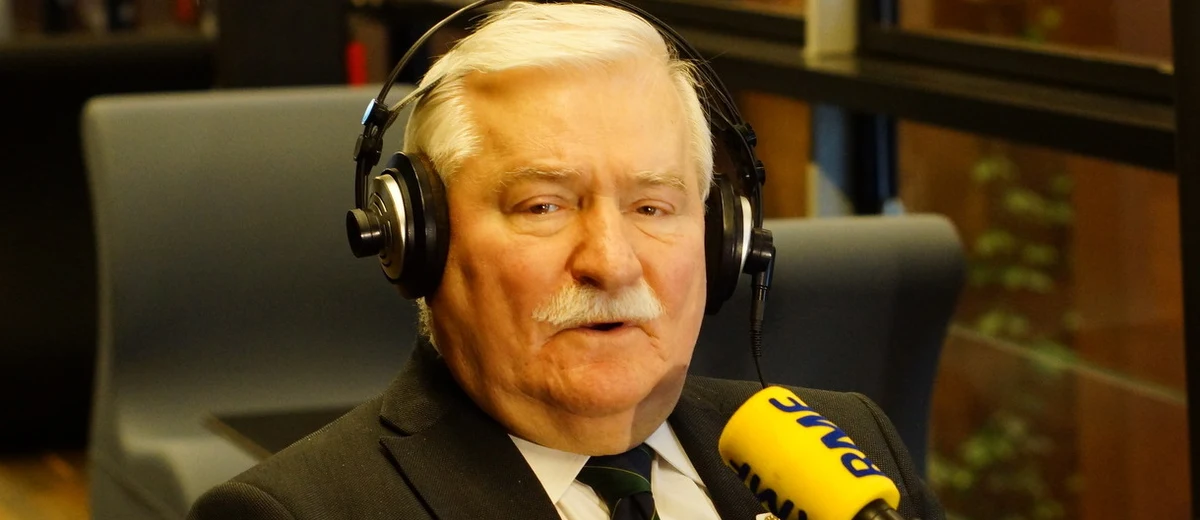 „To jest złe rządzenie, fatalne rządzenie” – stwierdził w Popołudniowej rozmowie w RMF FM Lech Wałęsa, komentując działalność rządu Prawa i Sprawiedliwości. „Ci z Torunia im bardzo pomagają, opierają się na demagogii populizmie” – tak tłumaczył utrzymujące się na wysokim poziomie sondaże poparcia partii Jarosława Kaczyńskiego. Zapowiedział też wspieranie opozycji w zbieraniu podpisów pod referendum ogólnopolskim. „Czy mają prawo po wyborach do wszelkich działań?” – tak ma brzmieć pierwsze w nim pytanie. „Postaram się, żebyśmy zebrali więcej podpisów pod referendum niż PiS głosów w wyborach” – zadeklarował były prezydent. Marcin Zaborski pytał o wczorajszą debatę o Polsce w Parlamencie Europejskim. „Nawet organizacja „hodowcy kanarków” ma swoje przepisy, zasady i kto nie podporządkuje się zasadom, przepisom, to nie może w tej organizacji być. Podobnie jest u nas jeśli chodzi o Unię, o NATO. Jesteśmy w organizacji i mamy się dostosować do zasad, które tam obowiązują” – stwierdził Wałęsa. 