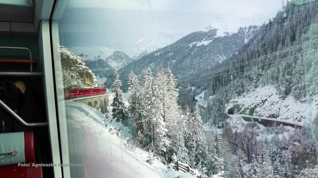 - Witamy na pokładzie najwolniejszego ekspresu świata - takimi słowami konduktorzy szwajcarskich Kolei Retyckich witają pasażerów ekspresu lodowcowego. Trasa Glacier Express łączy słynne kurorty Sankt Moritz i Davos z alpejskim Zermattem leżącym u stóp Matterhornu. Podczas tej, trwającej około 8 godzin, podróży pociąg pokonuje 91 tuneli, 291 mostów i legendarne wiadukty. Z panoramicznych okiem – zwłaszcza zimą – podziwiać można górskie pejzaże, maleńkie miasteczka, strumienie, rzeki, jeziora, zamki i twierdze.
