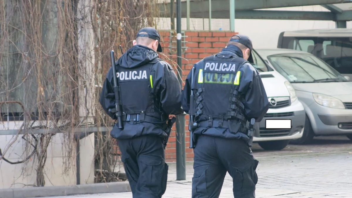 Sztandarowy program MSWiA "Dzielnicowy bliżej nas" to mydlenie oczu - twierdzą dzielnicowi z woj. łódzkiego. Jak dowiedział się reporter RMF FM Krzysztof Zasada,  policjanci napisali list otwarty do ministra Mariusza Błaszczaka, w którym opisują, na czym polega ich służba. Jak podkreślają, nowe pomysły resortu, nie mają szans na realizację. W programie - w założeniach MSWiA -  chodzi o poprawę bezpieczeństwa. 