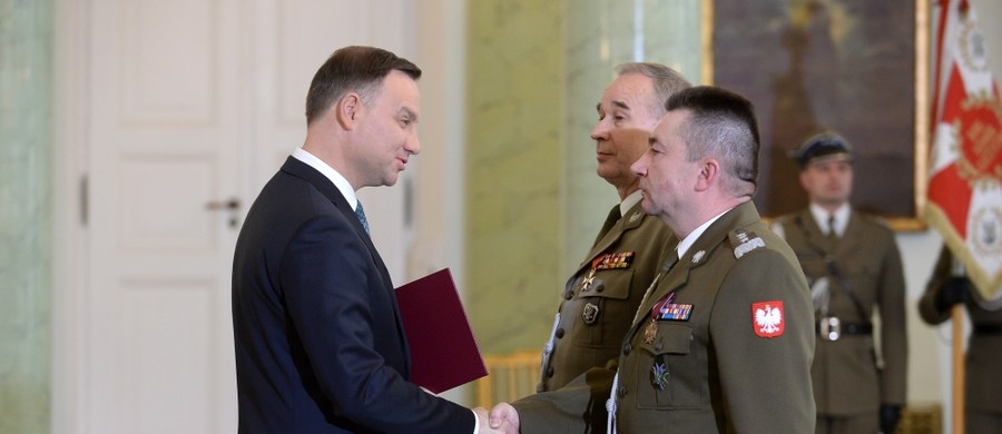 Gen. broni Leszek Surawski został nowym szefem Sztabu Generalnego Wojska Polskiego. Prezydent Andrzej Duda wręczył mu nominację w Pałacu Prezydenckim. Jednocześnie prezydent odwołał dotychczasowego szefa SGWP gen. Mieczysława Gocuła, który odchodzi na emeryturę.