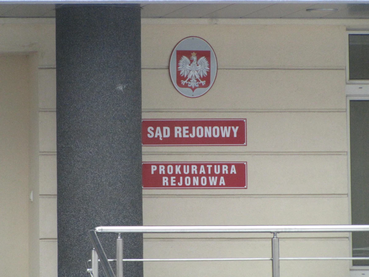 ​Prokuratura w Rybniku potwierdza ubiegłotygodniowe informacje reportera RMF FM. Dziś oficjalnie umorzono śledztwo dotyczące tragicznego wypadku żużlowca Krystiana Rempały. Wypadek wydarzył się w maju ubiegłego roku. Zdaniem śledczych nie sposób wskazać winnych tej tragedii. Biegli uznali też, że młody żużlowiec mógł mieć niezapięty kask. Decyzja jest nieprawomocna, rodzina ofiary ma prawo do jej zaskarżenia.