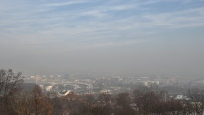 Alarm smogowy w Krakowie. Policja nie skontroluje spalin, bo… jest za zimno