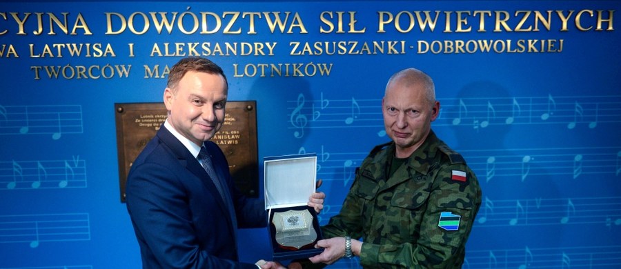 Prezydent Andrzej Duda na wniosek ministra obrony narodowej Antoniego Macierewicza formalnie odwołał ze stanowiska dowódcę generalnego rodzajów sił zbrojnych gen. broni Mirosława Różańskiego - poinformowało Biuro Bezpieczeństwa Narodowego. Generał w grudniu postanowił odejść z wojska. Od tego czasu był na urlopie.