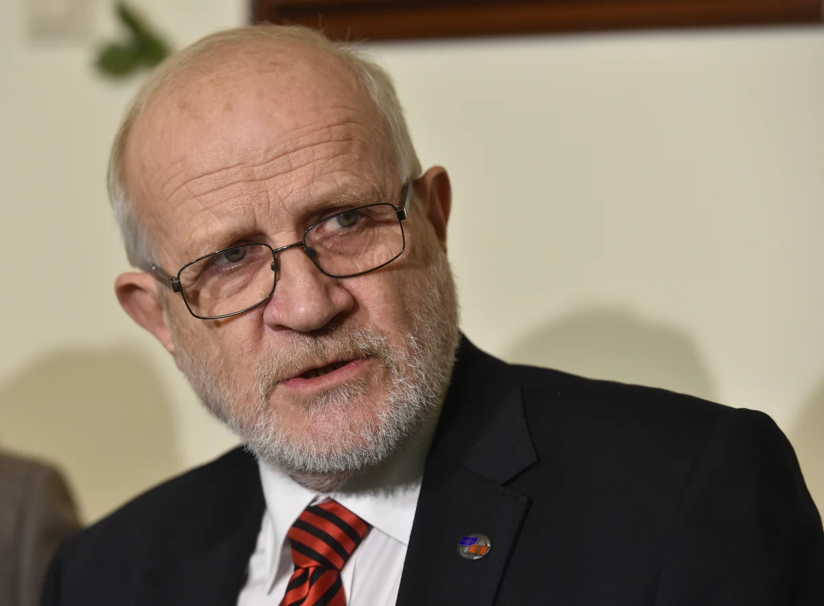 Opinia Instytutu Ekspertyz Sądowych ws. teczki TW "Bolek" to dopiero początek sprawdzania autentyczności tych dokumentów – ocenił pełnomocnik Lecha Wałęsy, prof. Jan Widacki. Zapowiedział, że być może pełnomocnicy będą chcieli zlecić własną opinię.