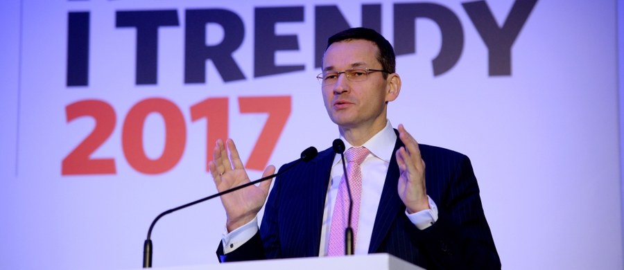 Wzrost gospodarczy w tym roku nie tylko przekroczy 3 proc., ale będzie bardzo solidny i będzie oparty o inwestycje - zapowiedział Mateusz Morawiecki podczas konferencji prasowej w Warszawie. Wicepremier i minister finansów dodał, że Polska jest "na krzywej odbicia w górę". 