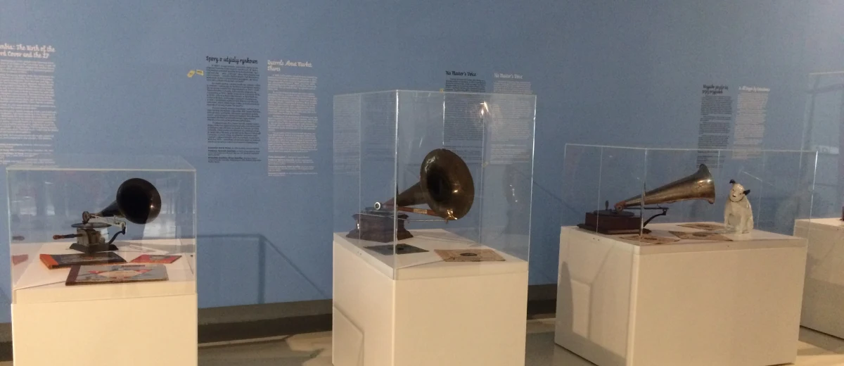 "Szafa grająca! Żydowskie stulecie na szelaku i winylu". Muzeum Historii Żydów Polskich POLIN przygotowuje zatytułowaną tak wystawę; będzie ona czynna od 3 lutego do 29 maja. Centralnym eksponatem jest tytułowa szafa grając z lat 50. "Zwykle do takiej szafy trzeba wrzucić grosik, by ją uruchomić. W naszej wystarczy wybrać piosenkę, którą chce się usłyszeć" - mówi w RMF FM Tamara Sztyma, jedna z kuratorek wystawy. 