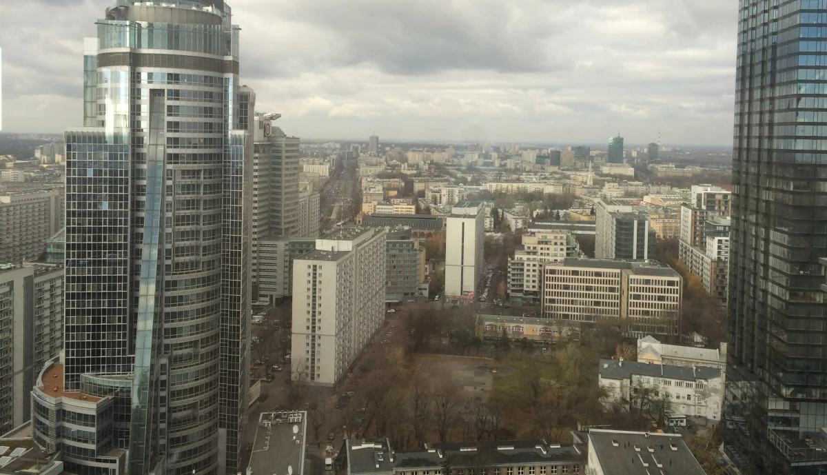 "Ten projekt ustawy jest bardzo nieprecyzyjny. Nie określa dokładnie, jak będzie. On jest bardzo lakonicznie napisany, nie są wyjaśnione szczegóły. Nie wiemy, kto będzie wybierał burmistrza. Nie wiemy, kto będzie decydował o wydatkach inwestycyjnych" - mówi o projekcie ustawy metropolitalnej autorstwa Prawa i Sprawiedliwości burmistrz Grodziska Mazowieckiego - Grzegorz Benedykciński. "Ustawa samorządowa jest kapitalna. To ludzie decydują od początku do końca, kto nimi rządzi, na co są wydawane środki. To się niestety zmieni" - dodaje gość Popołudniowej rozmowy w RMF FM. Zdecydowanie lepiej projekty ustawy ocenia drugi gość Marcina Zaborskiego - burmistrz Sulejówka, Arkadiusz Śliwa. "Nie traktuję tej ustawy jako końca wolności - cały czas zostają gminy, które zachowują swoją samodzielność i tożsamość. Nie jest to koniec wolności tylko przekazanie części uprawnień tych gmin w dziedzinie komunikacji do jednostki nadrzędnej. Bez niepotrzebnego ograniczania wolności gmin w innych dziedzinach" - tłumaczy. „Mam nadzieję, że ten projekt rozpocznie teraz konsultacje. Od wielu lat się mówi, że jest potrzebna metropolia warszawska, której nie ma. Były bardzo różne koncepcje. Wydaje mi się, że jakbyśmy teraz zaczęli konsultować nie mając jakiegoś roboczego materiału to byśmy się za wiele nie poruszyli do przodu. Wydaje mi się, że to jest właśnie ten materiał roboczy" - dodaje Śliwa.