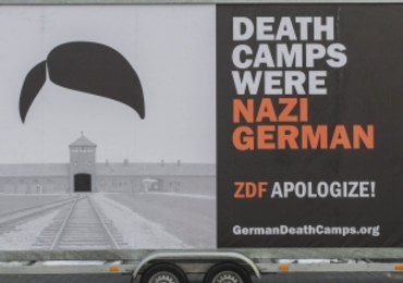 "Death Camps Were Nazi German". Mobilny banner już w trasie