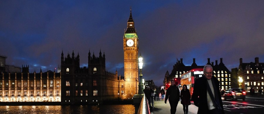 Brytyjska Izba Gmin, niższa izba parlamentu, poparła w drugim czytaniu rządowy projekt ustawy upoważniającej premier Theresę May do rozpoczęcia procedury wyjścia z Unii Europejskiej. Prace w komisji i trzecie czytanie odbędą się w przyszłym tygodniu.