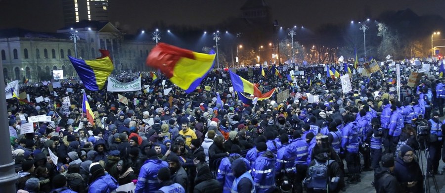 Wielotysięczne manifestacje przeszły w środę wieczorem ulicami miast Rumunii w proteście przeciwko zmianom w kodeksie karnym, które depenalizują niektóre wykroczenia korupcyjne. W samym Bukareszcie demonstrowało co najmniej 100 tys. osób - szacują media.