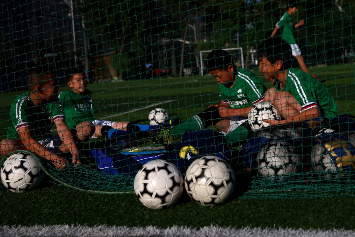 Popularność piłki nożnej w Chinach rośnie z roku na rok i jak grzyby po deszczu powstają tam szkółki dla dzieci. Obecnie jest ich 13 tysięcy, a do końca roku ma pojawić się kolejnych siedem tysięcy. W 20 tysiącach akademii będzie wówczas trenować… 30 milionów adeptów futbolu.
