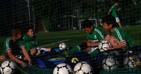 Popularność piłki nożnej w Chinach rośnie z roku na rok i jak grzyby po deszczu powstają tam szkółki dla dzieci. Obecnie jest ich 13 tysięcy, a do końca roku ma pojawić się kolejnych siedem tysięcy. W 20 tysiącach akademii będzie wówczas trenować… 30 milionów adeptów futbolu.