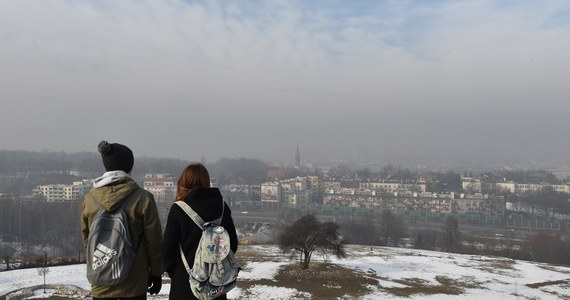 W czwartek przed południem Wojewódzki Zespół Zarządzania Kryzysowego odwołał alarm smogowy w Krakowie. Według biura wojewody małopolskiego, ostatnie średniodobowe stężenie PM10 nie przekroczyło  200 mikrogramów na m sześc. Nie oznacza to jednak, że w Krakowie oddycha się lepiej. Smog wciąż wisi nad miastem. Ale zamiast alarmu smogowego wprowadzono pierwszy stopień zanieczyszczenia powietrza. 