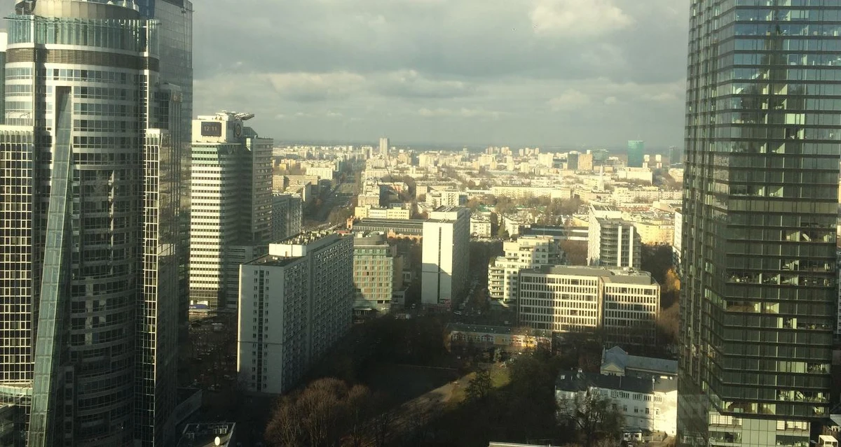 Wszystkie gminy zachowają niezależność, władze gmin będą wybierane na dotychczasowych zasadach - powiedział poseł PiS Jacek Sasin, komentując projekt ustawy - autorstwa PiS - o ustroju Warszawy. Według proponowanych zmian, miasto stołeczne Warszawa stałoby się metropolitalną jednostką samorządu terytorialnego, która objęłaby 33 gminy. Jedną z nich byłaby gmina miejska Warszawa (obecne miasto stołeczne Warszawa), składająca się z 18 dzielnic.