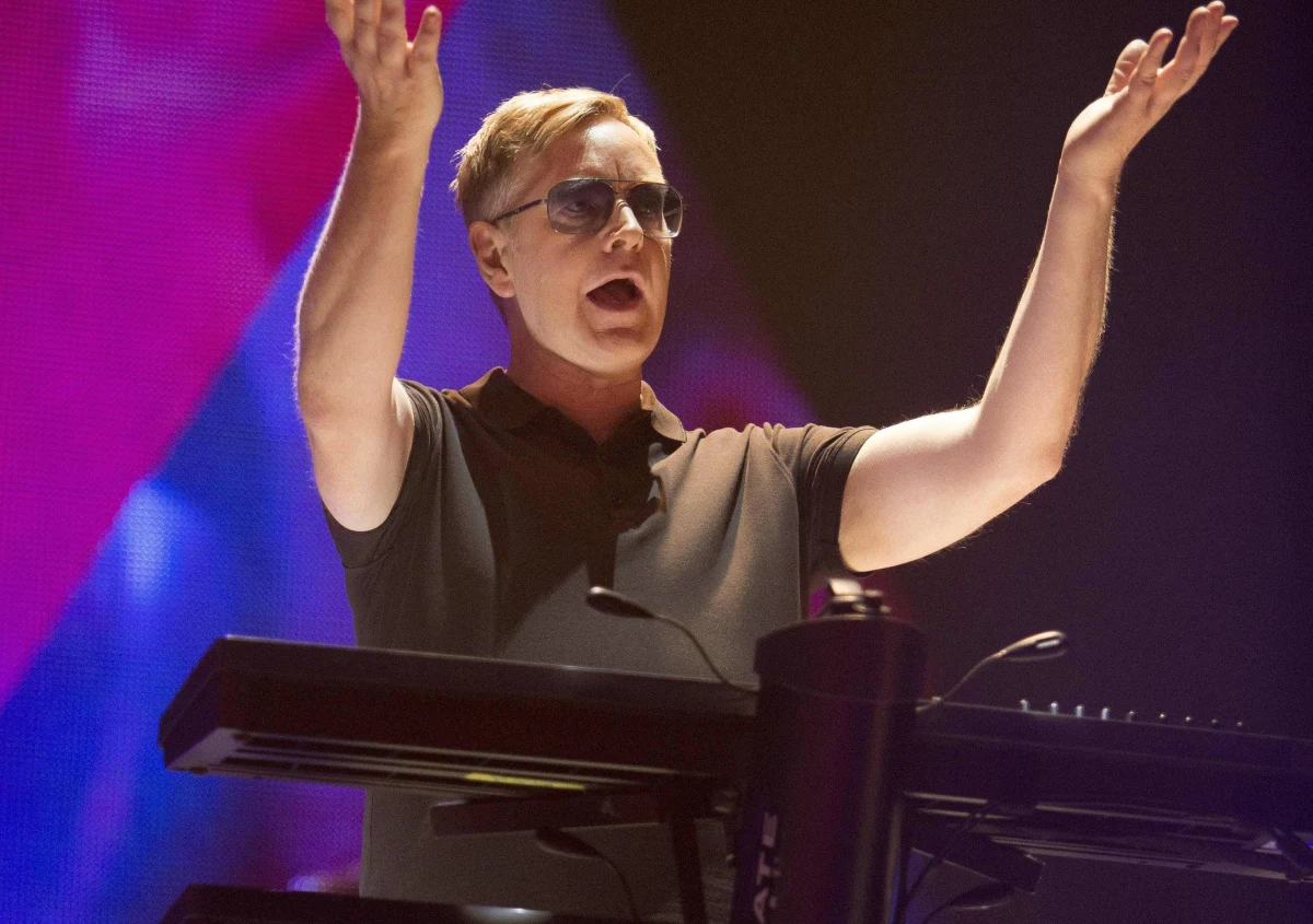 3 lutego premiera pierwszego singla z nowej płyty Depeche Mode. "Where's The Revolution" pochodzi z album "Spirit", który ukaże się 17 marca. Zespół Depeche Mode wystąpi też w Polsce. 21 lipca zagra na Stadionie Narodowym w Warszawie. Z Andy'm Fletcherem - klawiszowcem jednego z najpopularniejszych zespołów świata - spotkałam się w Mediolanie. "Czekamy na trasę z niecierpliwością, to cudownie znów być z fanami. Kiedyś wariowaliśmy. Ostro imprezowaliśmy. Dziś jesteśmy dużo bardziej trzeźwi, więc koncerty będą na 100 procent" - obiecuje w rozmowie z RMF FM artysta.