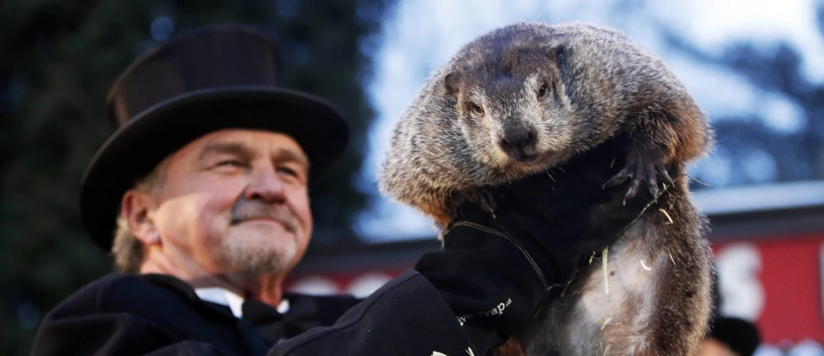 ​Najsłynniejszy amerykański świstak Phil w miejscowości Punxsutawney w Pensylwanii zobaczył swój cień. Wróży to, że zima potrwa jeszcze sześć tygodni.