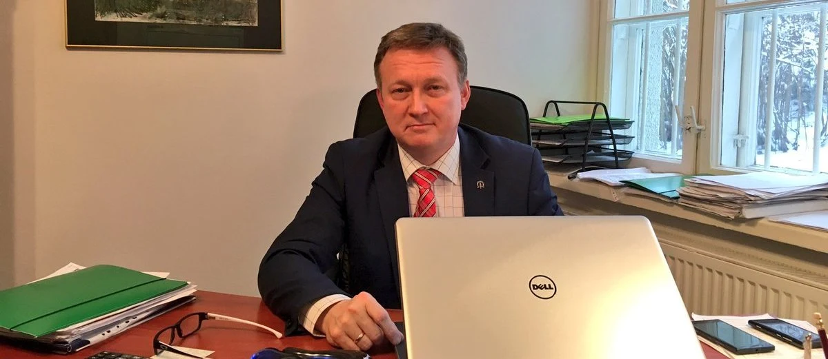 ​Pomysł powiększenia Warszawy budzi coraz więcej kontrowersji. "Partia rządząca, która wygrała wybory pod hasłem wzmacniania polskości, chce zetrzeć w proch małe ojczyzny" - mówi Artur Tusiński, burmistrz Podkowy Leśnej. Z kolei Hanna Gronkiewicz-Waltz ocenia, że ustawa w tej sprawie "pcha nas w kierunku Białorusi, a nawet Moskwy". Propozycji PiS bronił poseł Jacek Sasin twierdząc, że wszystkie gminy zachowają swoją niezależność. 