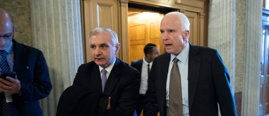 Przewodniczący komisji sił zbrojnych Senatu USA John McCain zwrócił się do prezydenta Donalda Trumpa o zapewnienie pomocy Ukrainie, aby mogła obronić się w sytuacji nasilenia rosyjskich ataków. "W świetle najnowszych rosyjskich ataków i perspektywy przyszłej agresji przeciwko Ukrainie nalegam, by skorzystał pan z uprawnień przyznanych przez ustawę o polityce obronnej (National Defense Authorization Act) na rok podatkowy 2017, aby dostarczyć śmiercionośne środki obronne Ukrainie w celu obrony jej terytorium przed kolejnymi naruszeniami ze strony Rosji i jej separatystycznych pełnomocników" - napisał polityk w liście do prezydenta.