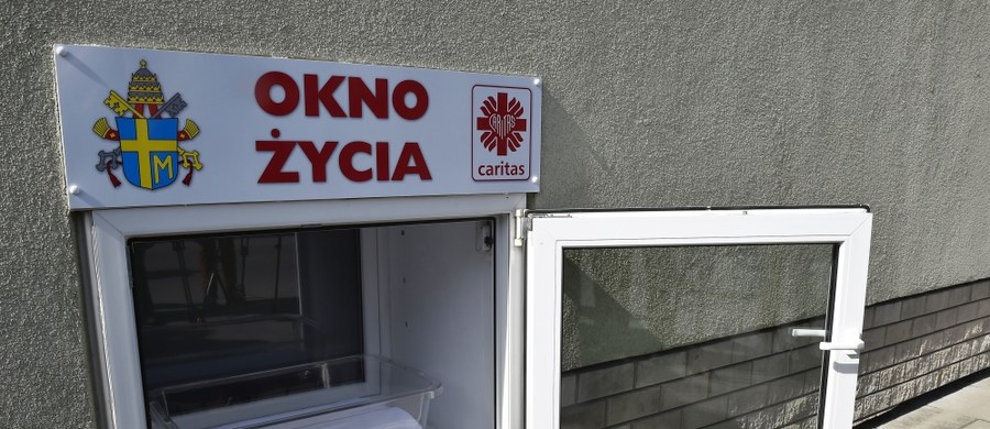 Noworodka znaleziono w "oknie życia" przy ośrodku wychowawczym sióstr elżbietanek w Ostrowie Wlkp. Dwie osoby zgłosiły na policję zawiadomienie o porzuceniu dziecka przez matkę. Prokuratura wyjaśnia sprawę.