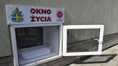 Ostrów Wlkp.: Znaleziono noworodka w "oknie życia". Dziecko było wychłodzone