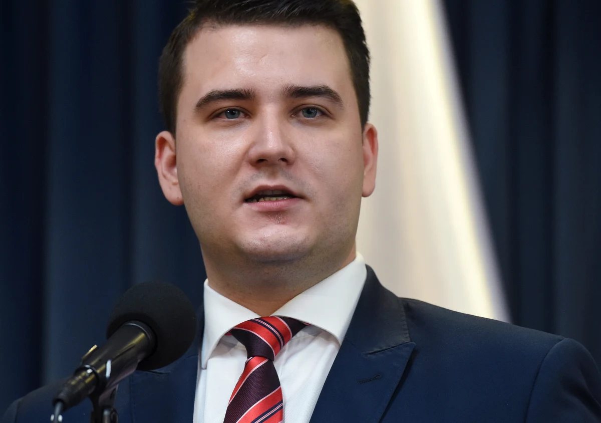 Zawiadomienie do prokuratury o możliwości popełnienia przestępstwa przez rzecznika MON Bartłomieja Misiewicza złożył poseł Nowoczesnej Krzysztof Truskolaski. Zdaniem posła, Misiewicz mógł nadużyć uprawnień.