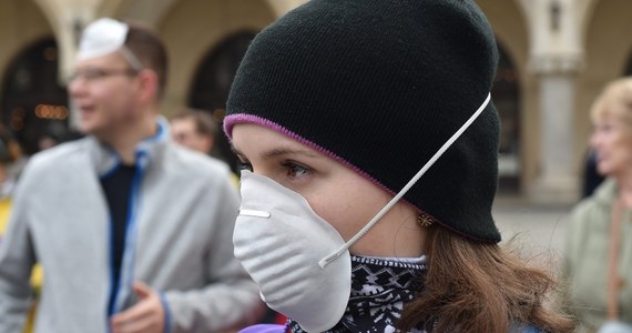 Mimo zniesienia alarmu smogowego dla Krakowa, nad miastem wciąż unosi się smog. Coraz więcej krakowian nosi maseczki na twarzy. Zgodnie z prognozami, w najbliższych dniach jakość powietrza w mieście wciąż będzie bardzo zła. W sobotę będzie darmowa komunikacja miejska. 