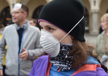 Smog w Krakowie, coraz więcej osób w maseczkach. W sobotę darmowa komunikacja