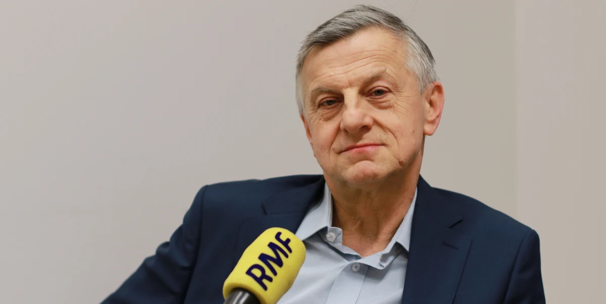 „Jeśli spojrzymy na zapisane w tajnych dokumentach pseudonimy trzech pierwszych prezydentów wolnej Polski - TW Wolski, TW Bolek, TW Alek - to widzimy, że ci panowie zostawali prezydentami w momencie, gdy opinia publiczna nie wiedziała o ich związkach z tajnymi służbami PRL-u.” – stwierdził gość Krzysztofa Ziemca w RMF FM prof. Andrzej Zybertowicz, uzasadniając tezę o tym, że poprzednie rządy były kierowane przez grupy interesów. „Teraz, na szczęście obecni politycy, którzy dzisiaj stanowią obóz rządzący, nie mają sznurków, za pomocą których tajne służby lub jakieś grupy biznesowe mogłyby nimi manipulować” – ocenił. Mówił też o szansach poparcia przez polski rząd Donalda Tuska na stanowisko szefa Rady Europejskiej. „Jest wiele poważnych zastrzeżeń do Donalda Tuska jako premiera i jako polityka europejskiego, ale mogę sobie wyobrazić, że w ramach złożonych transakcji negocjacji unijnych polskie państwo uznałoby, że nie będzie bardzo stanowczo się przeciwstawiało po spełnieniu przez inne kluczowe kraje Unii pewnych naszych oczekiwań” – uznał Zybertowicz. Za nikłe ocenił szanse powrotu wraku Tu-154 ze Smoleńska. „To jest na pewno dowód słabości polskiego państwa, które w pierwszym okresie, w pierwszych dniach po tragedii smoleńskiej, była wysoka gotowość Rosjan do współpracy, nie potrafiło wykorzystać tej szansy. Dziś możemy tylko działać w taki sposób, żeby zachodniej opinii publicznej ukazać rzeczywiste mechanizmy władzy w Rosji” – powiedział doradca prezydenta Andrzeja Dudy. 