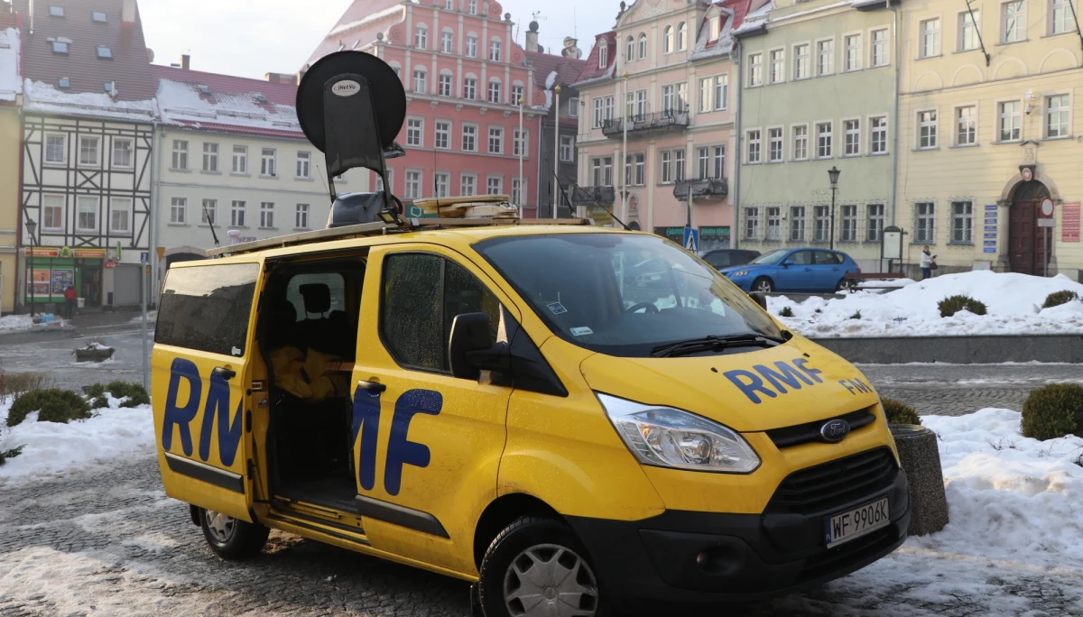 ​Dolnośląskie Duszniki-Zdrój były w sobotę Twoim Miastem w Faktach RMF FM. Położona w dolinie rzeki Bystrzycy Dusznickiej miejscowość to idealne miejsce dla osób szukających spokoju, kulturalnych doznań czy dla pasjonatów sportu. To z jednej strony uzdrowisko z wyjątkowym mikroklimatem, z drugiej Polana Jamrozowa czy Zieleniec, gdzie zimą panują idealne warunki do uprawiania narciarstwa zjazdowego i biegowego.