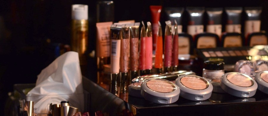 Stworzenie rejestru zakładów produkujących i paczkujących kosmetyki oraz systemu informowania o niepożądanych działaniach kosmetycznych - to niektóre rozwiązania zawarte w projekcie ustawy o produktach kosmetycznych, który trafił do konsultacji. 