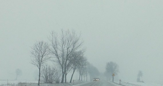 Trudne warunki panują na drogach w całej Polsce. Przed gołoledzią w 10 regionach kraju ostrzega Instytut Meteorologii i Gospodarki Wodnej. 