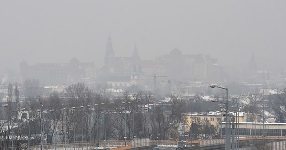 W sobotę, wbrew wcześniejszym prognozom, powietrze w Krakowie uległo poprawie. Dopuszczalne normy stężenia szkodliwych pyłów wciąż są jednak przekroczone.