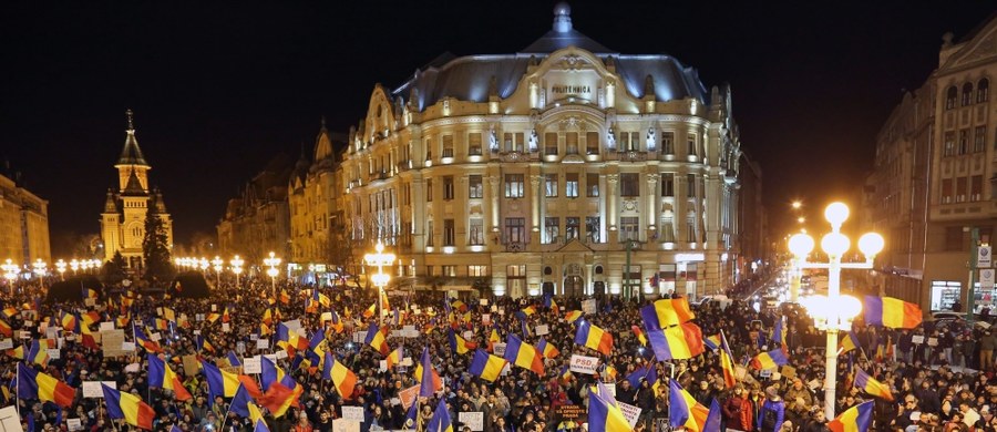 ​Rząd Rumunii wycofał swe kontrowersyjne rozporządzenie łagodzące karanie przestępstw korupcyjnych. Tekst decyzji w tej sprawie ukazał się w dzienniku urzędowym. Premier Sorin Grindeanu zarządził jednocześnie opublikowanie protokołów, które zdaniem agencji dpa mają najwyraźniej skompromitować poprzedni rząd.