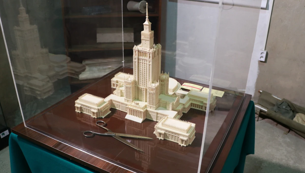 Ponad trzy tysiące pomieszczeń, ponad 237 metrów wysokości - z iglicą, 42 piętra oraz tajemnicze podziemia. W cyklu Twoje Niesamowite Miejsce odwiedzamy niedostępne na co dzień pomieszczenia w Pałacu Kultury i Nauki. Do jego budowy wykorzystano 46 milionów sztuk cegieł i 46 tysięcy ton stali. Żeby dostać się sprzed wejścia głównego do Pałacu Kultury na Taras Widokowy na 30. piętrze trzeba byłoby pokonać 789 schodów! 