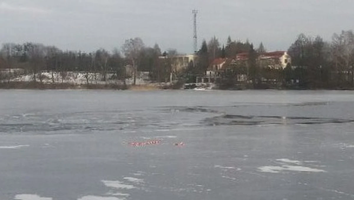 Mężczyźni, którzy wczoraj po południu wpadli samochodem pod lód na jeziorze Święcajty, niedaleko Węgorzewa w Warmińsko-Mazurskiem, byli pijani. 22-latek miał prawie trzy promile, a 46-latek prawie pół promila. Auto nadal spoczywa na dnie jeziora.