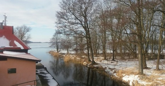 46-letni mężczyzna przyznał, że to on prowadził wczoraj samochód, pod którym załamał się lód. Do wypadku doszło na jeziorze Święcajty niedaleko Węgorzewa w Warmińsko-Mazurskiem. Razem z nim podróżował 22-latek. Obaj byli pijani. 