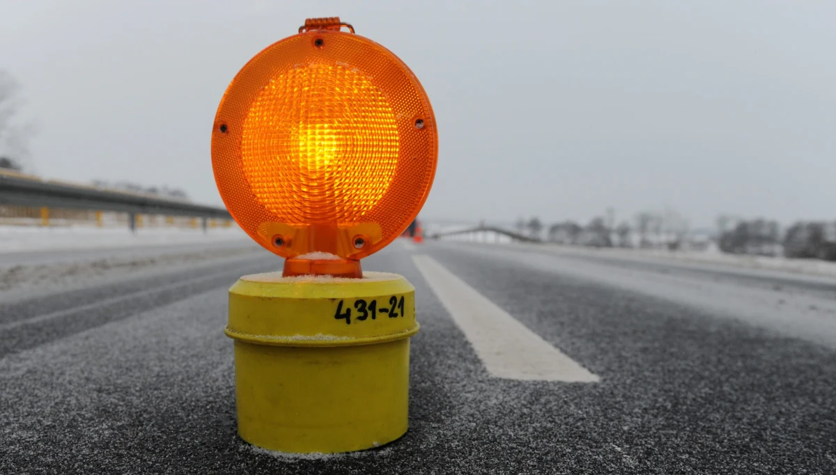 Marznący deszcz sprawiał kierowcom w niedzielę wiele problemów. W okolicach Siedlec na Mazowszu w ciągu godziny doszło do trzech wypadków. 