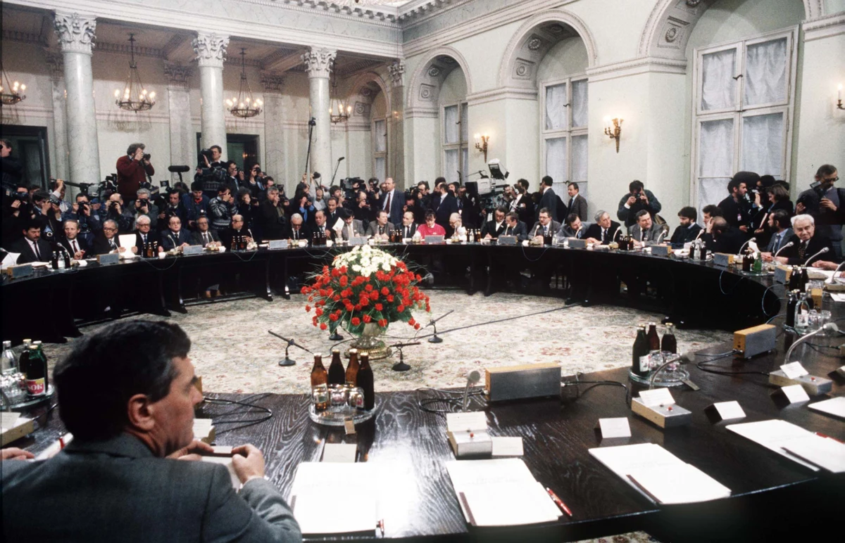 6 lutego 1989 r. w Warszawie rozpoczęły się obrady Okrągłego Stołu. Zapoczątkowały one upadek komunizmu i przemiany polityczne nie tylko w Polsce, ale również w całej Europie Środkowo-Wschodniej.