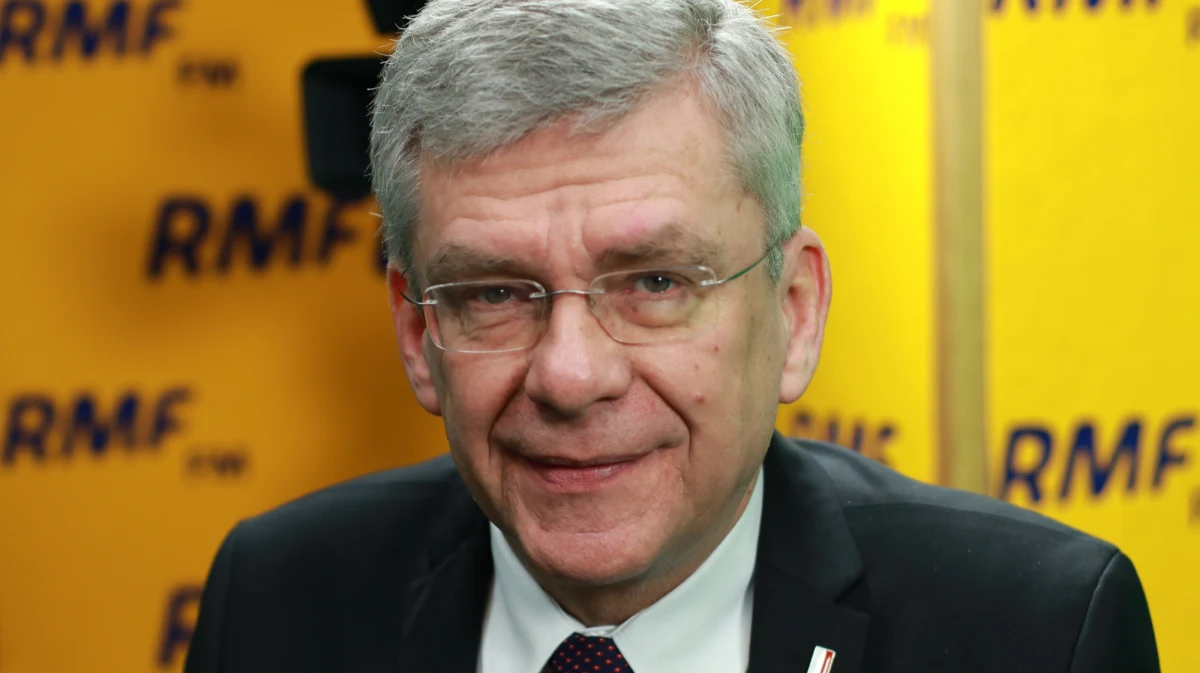 „Uważam że limit przypadków pana Misiewicza został wyczerpany. One szkodzą nam wizerunkowo. Są zupełnie niepotrzebne” - powiedział marszałek Senatu Stanisław Karczewski w Porannej rozmowie w RMF FM. „Misiewicz jest takim tematem dyżurnym” - stwierdził Karczewski. Podczas rozmowy poruszono temat odejść generałów z wojska. „Ja bym chciał, żeby w wojsku było dużo bardzo dobrze wyszkolonych i dobrych żołnierzy, ale troszeczkę mniej generałów. Natomiast my szliśmy w zupełnie innym kierunku - zbyt rozbudowana kadra generalska. Ta, która będzie powoływana, będzie naprawdę kompetentna i będzie dbała o nasze bezpieczeństwo” - powiedział marszałek Senatu. „Dzisiaj jest konferencja prasowa razem z ministrem Antonim Macierewiczem” - zapowiedział Karczewski i zaznaczył, że podczas konferencji można zapytać szefa MON o odejścia generałów. „Uważam, ze pan minister robi bardzo dobre zmiany” - stwierdził gość Roberta Mazurka. „Jako obywatel czuję się bezpieczniejszy” - dodał Karczewski. Pytany o to, czy w związku z planowaną reformą służby zdrowia małe szpitale stracą dofinansowanie z NFZ, Stanisław Karczewski powiedział: „Nie, absolutnie nie. Ta reforma zapewnia ciągłość funkcjonowania szpitali, małych również”.