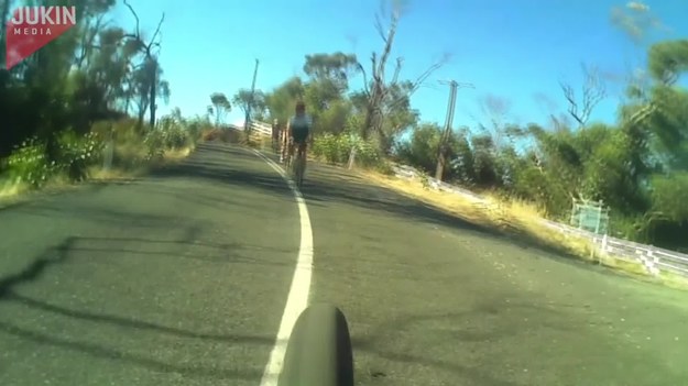 Grupa rowerzystów wybrała się na przejażdżkę po terenach południowej Australii. Nagle jeden z mężczyzn prawie stracił panowanie nad kierownicą, gdy tuż przed nim "przeleciał" kangur.