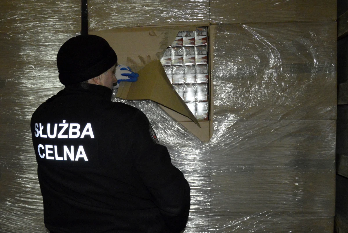 420 tys. paczek papierosów o wartości 5,5 mln zł odkryli podlascy celnicy w łotewskiej ciężarówce, skontrolowanej przy granicy polsko-litewskiej w okolicach Budziska (Podlaskie). To największy przemyt papierosów zatrzymany w tym roku w Polsce.