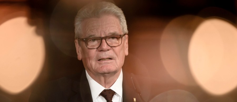 "Le Monde" zamieszcza długi wywiad pod tytułem „Niemcy pragną silnej Europy” z kończącym sprawowanie urzędu prezydentem Niemiec Joachimem Gauckiem. Zapewnił on, że "Niemcy są wierni projektowi europejskiemu". Jak zauważył, "słabe Niemcy nie są dobre dla nikogo".