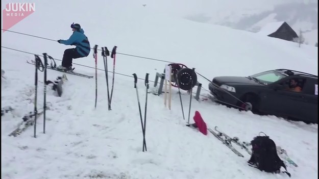 Paru kumpli postanowiło stworzyć własny wyciąg narciarski. Wykorzystali do tego samochód, linę i... Sami zobaczcie.