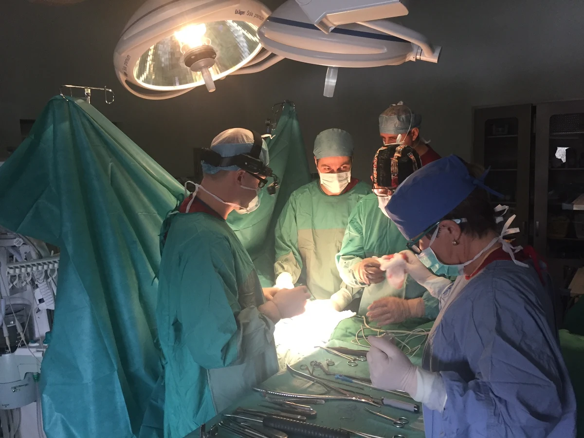 W Wojewódzkim Specjalistycznym Szpitalu Dziecięcym w Olsztynie przeprowadzono operację korekcji skoliozy implantem, który rośnie razem z pacjentem. W Polsce wykonano dotąd zaledwie kilka takich zabiegów, a operowany w poniedziałek 7-letni Paweł ze Świętochłowic jest najmłodszym pacjentem w naszym kraju, który otrzymał taką pomoc.