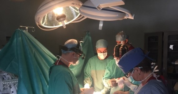 W Wojewódzkim Specjalistycznym Szpitalu Dziecięcym w Olsztynie przeprowadzono operację korekcji skoliozy implantem, który rośnie razem z pacjentem. W Polsce wykonano dotąd zaledwie kilka takich zabiegów, a operowany w poniedziałek 7-letni Paweł ze Świętochłowic jest najmłodszym pacjentem w naszym kraju, który otrzymał taką pomoc.