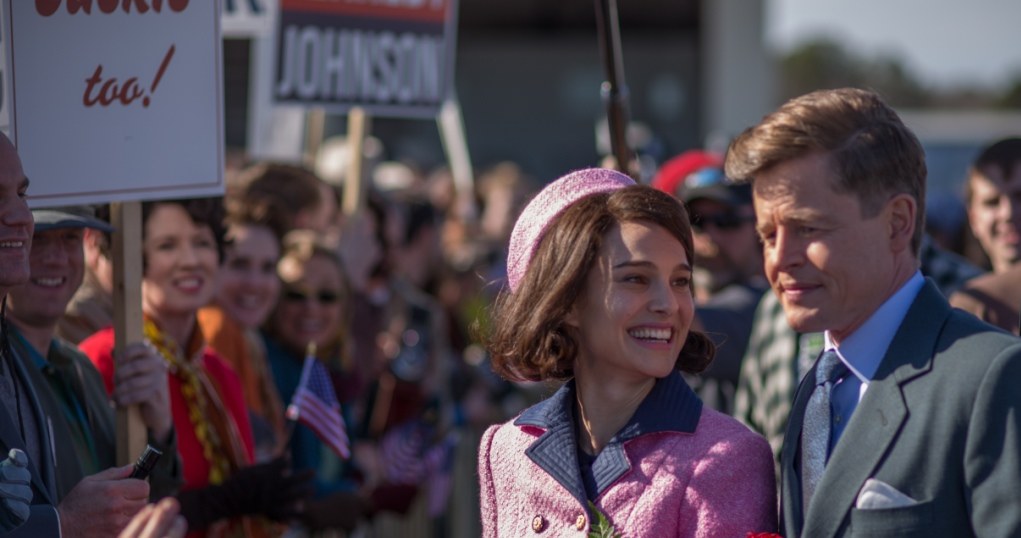 W kinach można już oglądać nominowaną do trzech Oscarów "Jackie" z Natalie Portman. Z okazji premiery filmu prezentujemy nowy materiał zza kulis produkcji oraz zbiór 13 niezwykłych ciekawostek dotyczących życia najsłynniejszej Pierwszej Damy świata. Wśród nich nie zabrakło polskich wątków!