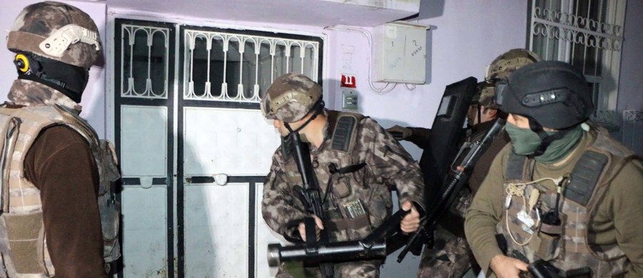 748 osób podejrzewanych o współpracę z Państwem Islamskim zatrzymała turecka policja w miniony weekend podczas akcji przeprowadzonych w 29 z 81 prowincji kraju - poinformowało tureckie ministerstwo spraw wewnętrznych.