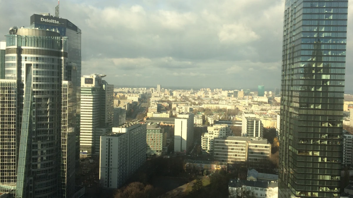 Projekt klubu PiS o ustroju miasta stołecznego Warszawy w najbliższym czasie nie będzie procedowany w parlamencie - poinformował poseł PiS Jacek Sasin. Jak wyjaśnił, najpierw odbędą się szerokie konsultacje z samorządami i mieszkańcami. "Chciałbym, aby pierwsze czytanie odbyło się nad projektem, który będzie znacząco poprawiony w stosunku do tego projektu. Chcemy, aby wyszedł projekt idealny" - powiedział. Samorządowcy przeciwni projektowi na razie jednak nie ogłaszają sukcesu.